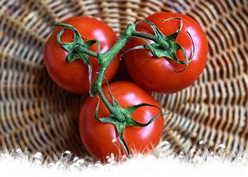 tomate au milieu d'un panier en osier